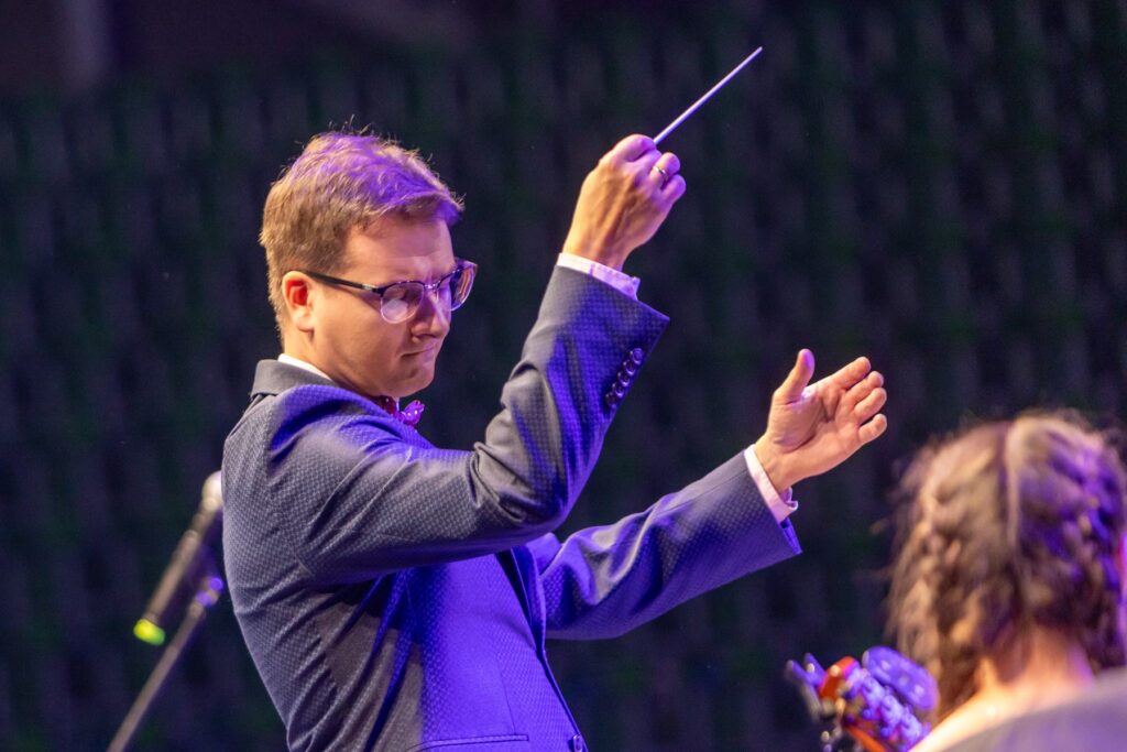 Dominik Lewicki - prowadzi Orkiestrę od września 2016 r. Kompozytor, pianista, dyrygent, pedagog. Absolwent Akademii Muzycznej im. Karola Lipińskiego we Wrocławiu.